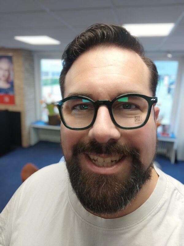 Martijn Jonkman van Jonkman Schrijft, bij zijn opdrachtgever Elzer Optiek, met een montuur van Matsuda