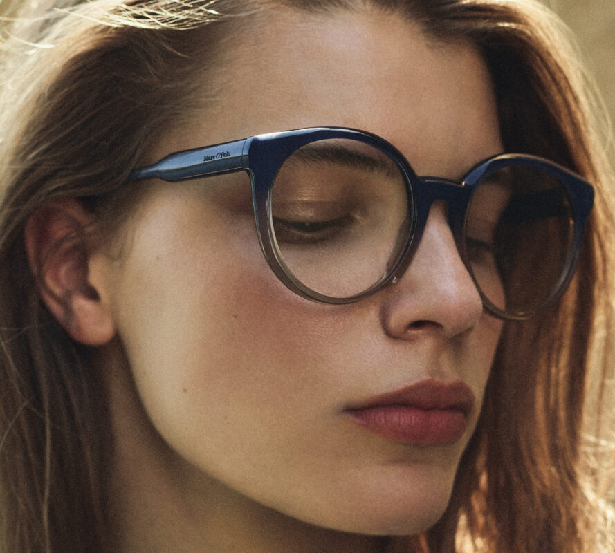 Vrouw met Marc O'Polo montuur, te koop bij Elzer Optiek