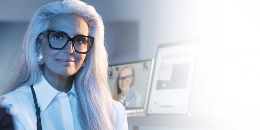 Vrouw met kunststof bril en glazen van ZEISS kijkt vriendelijk in de camera