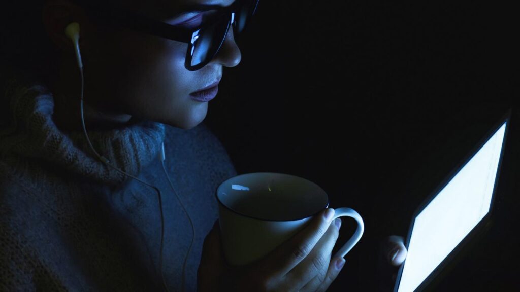 Vrouw die naar scherm kijkt, met SmartLife ZEISS brillenglazen