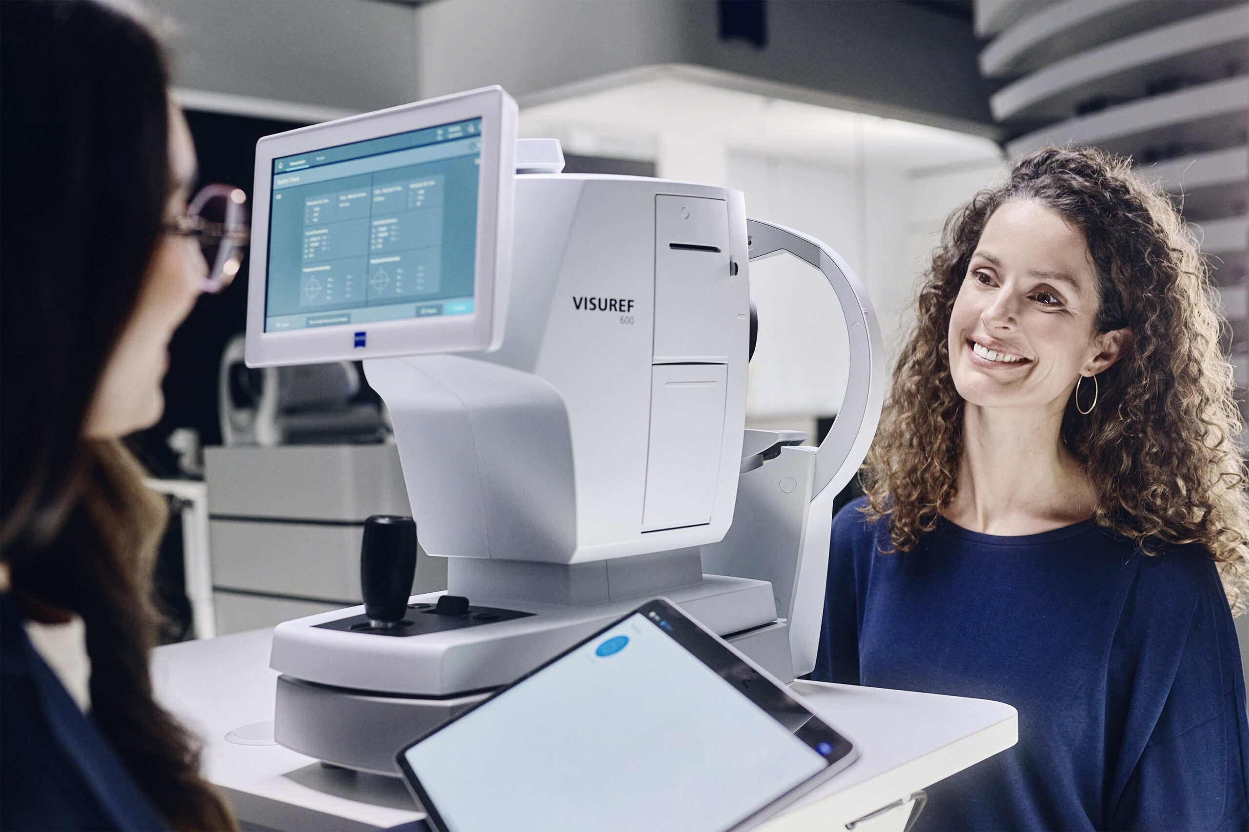 Autorefractor van het merk Zeiss, met een opticien en een klant die ervan gebruik maken